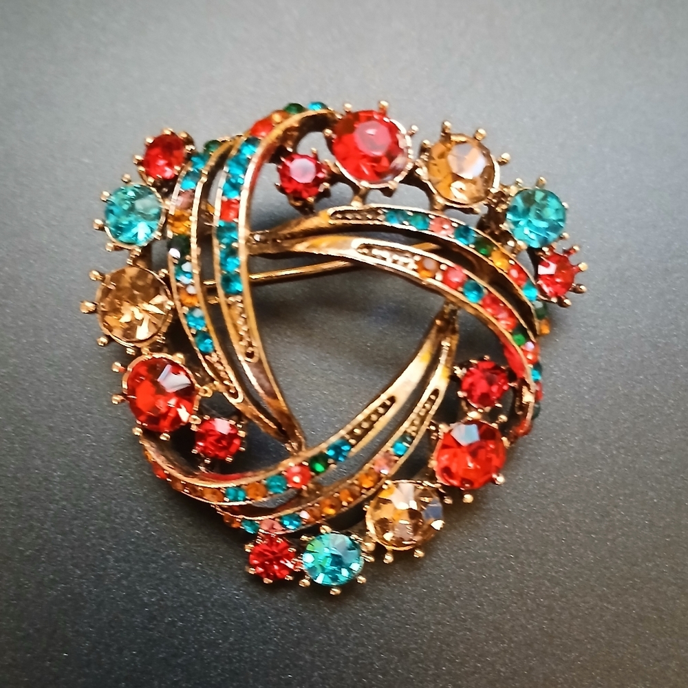 Beautiful Trilliant Shape Brooch - Picture 4 of 8